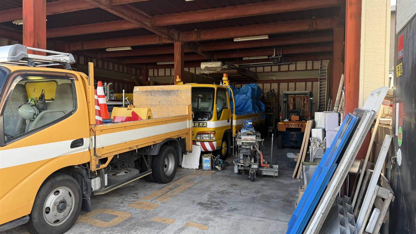倉庫内の作業車両と資材