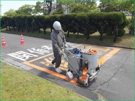区画線を施工する作業員