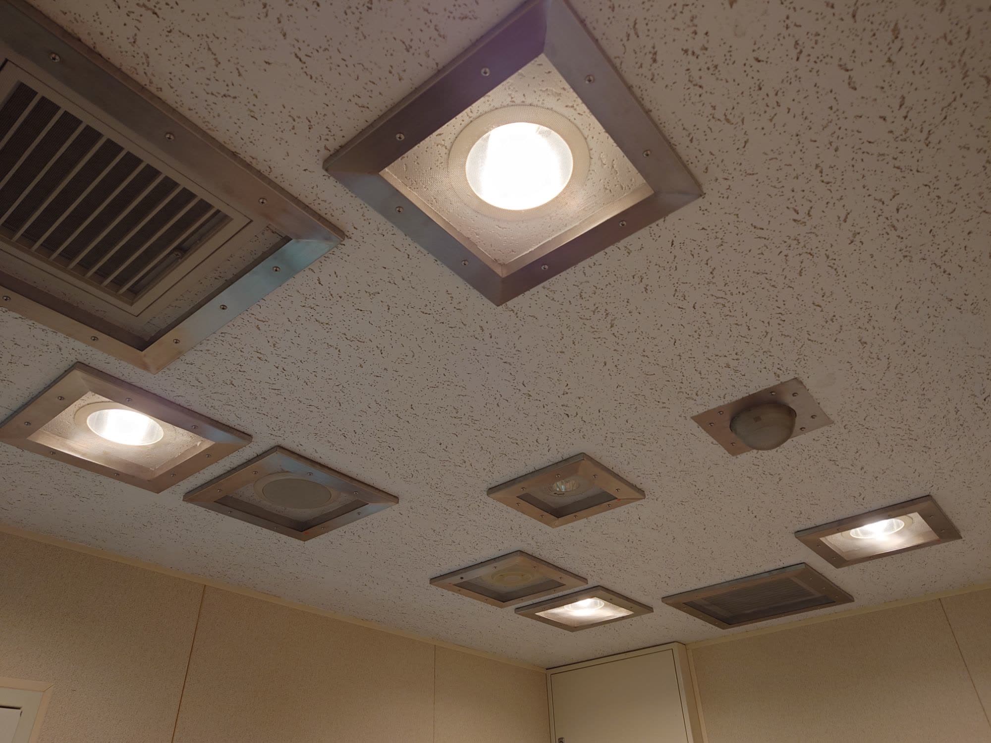 天井の照明・空調設備工事