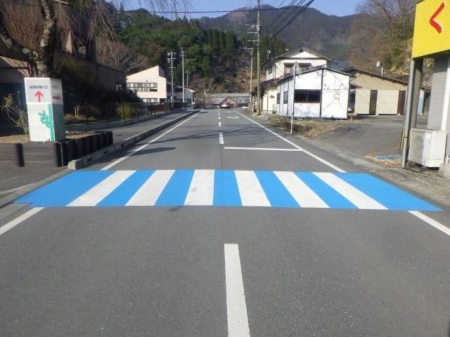 ブルーカラー舗装の横断歩道