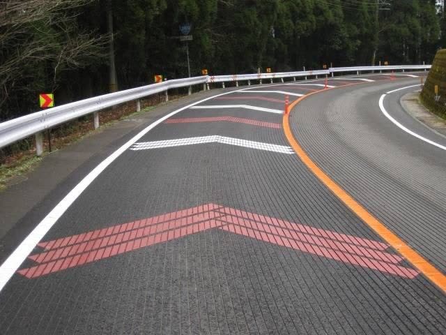 カーブ区間の減速マーキング