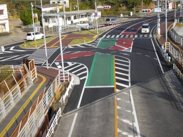 多色の区画線で仕上げた交差点