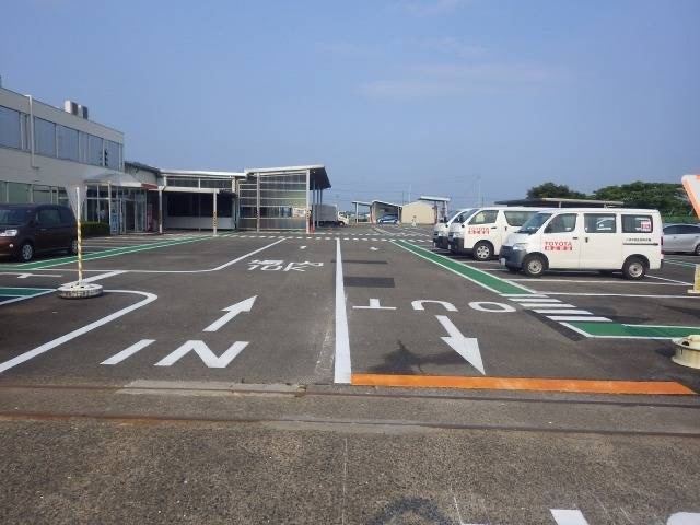 駐車場のIN・OUT路面標示
