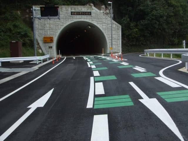 トンネル入口の誘導ライン