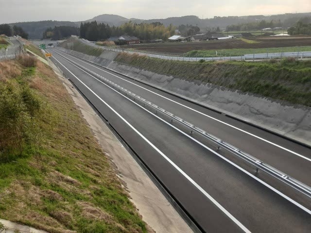自動車道のガードレール