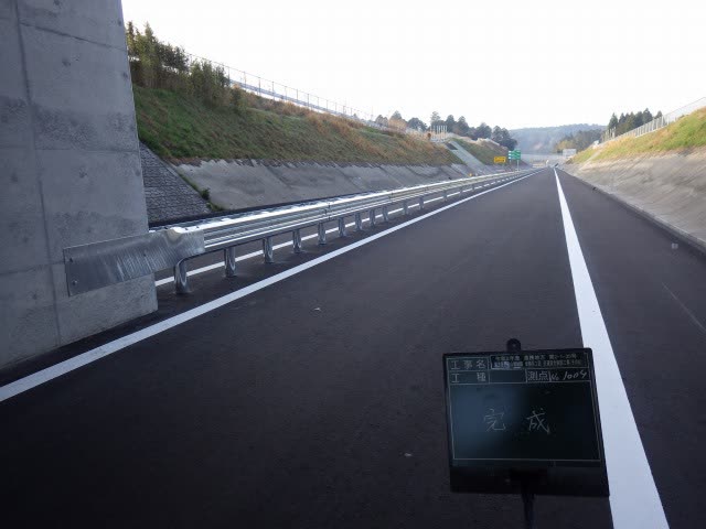 自動車道のガードレール設置（完成）
