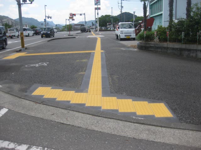 視覚障害者誘導用ブロックの設置と自転車通行帯の路面標示